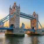 ower Bridge is a bridge en Londres. Cruza el Río Thames cerca de Tower of London.