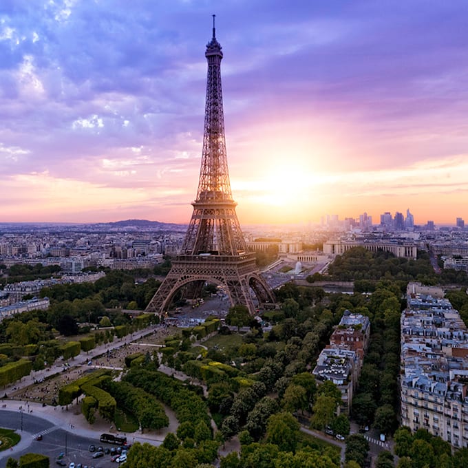 Torre Eiffel con un cielo de atardecer
